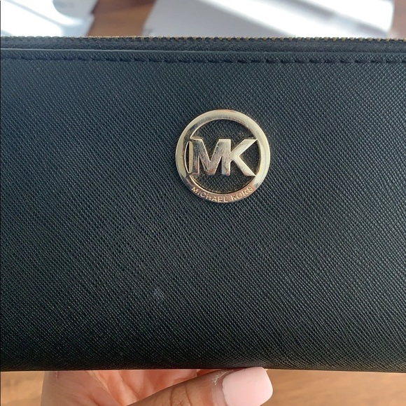 Michael Kors Zip Wallet - Picture 5 of 5